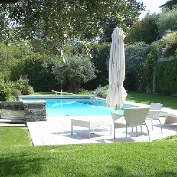 Giardino moderno con piscina